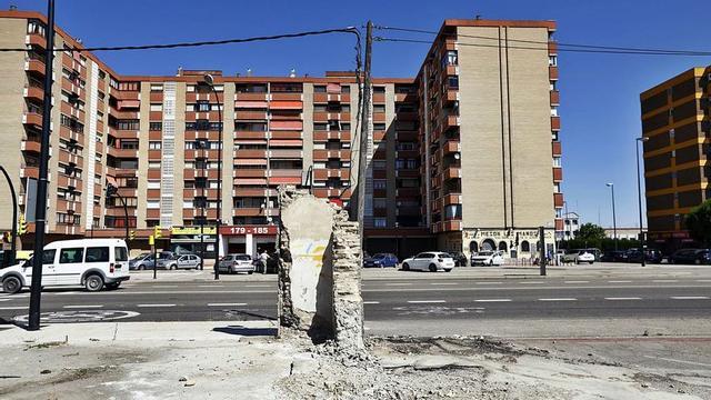 Mientras una margen de la avenida Cataluña ha sido urbanizada, la otra sigue a la espera.