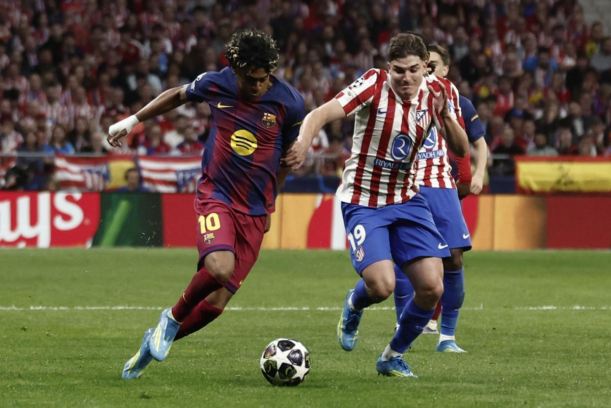 MADRID, 14/04/2026.- El delantero del Barcelona Lamine Yamal (i) trata de escapar de Julián Álvarez, del Atlético, durante el partido de vuelta de cuartos de final de Liga de Campeones que Atlético de Madrid y FC Barcelona disputan este martes en el estadio Metropolitano. EFE/Sergio Pérez. atletico madrid . barça. liga campeones 2025/2026 atletico madrid . barça. cuartos vuelta. accion. riyadh air metropolitano
