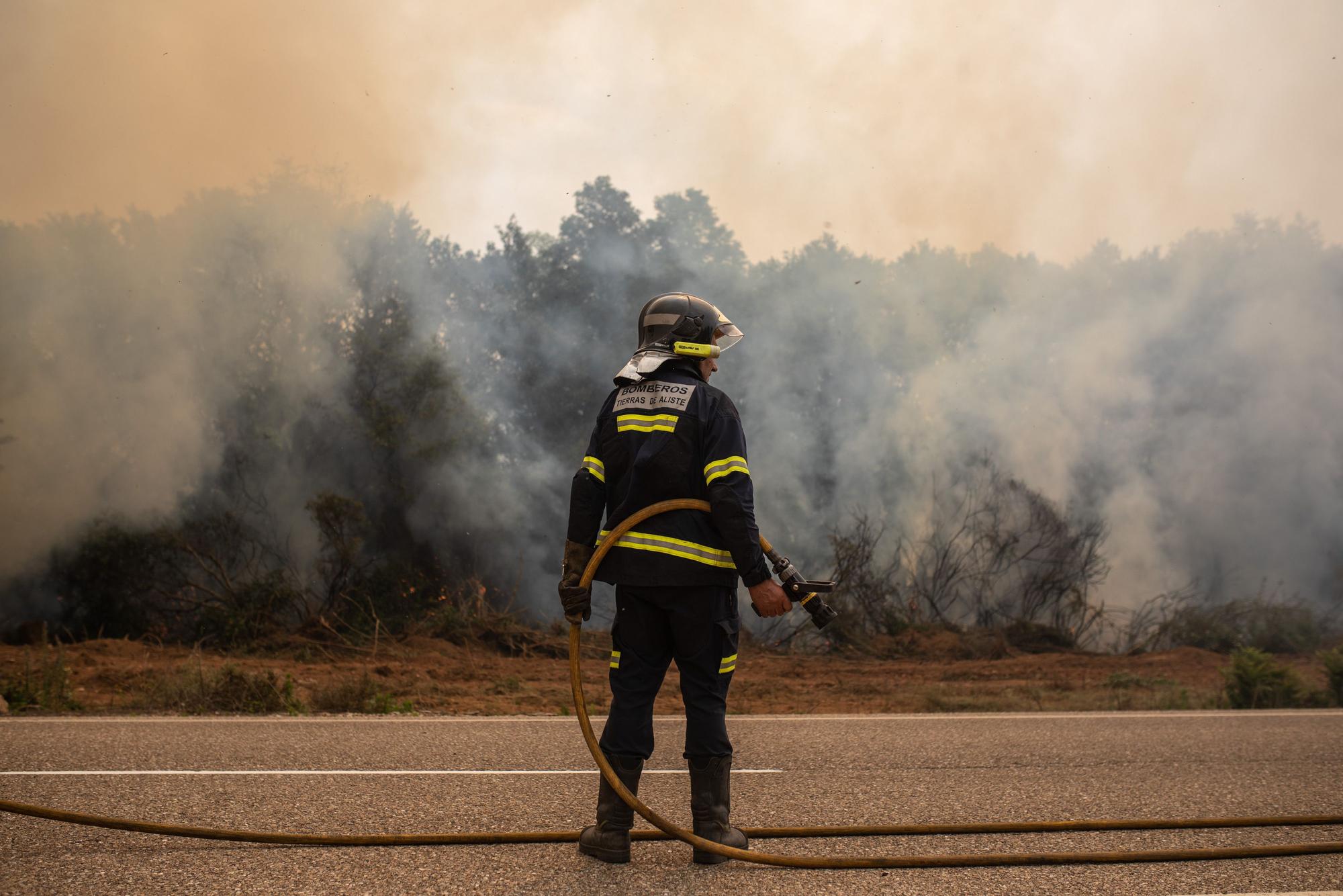 Un bombero trabaja en la zona cercana al incendio de la Sierra de la Culebra.