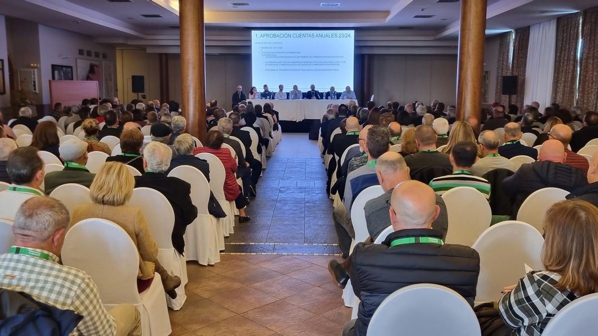 La Asamblea General del Limonar de Santomera congregó a los 350 agricultores y productores que forman parte de la entidad.