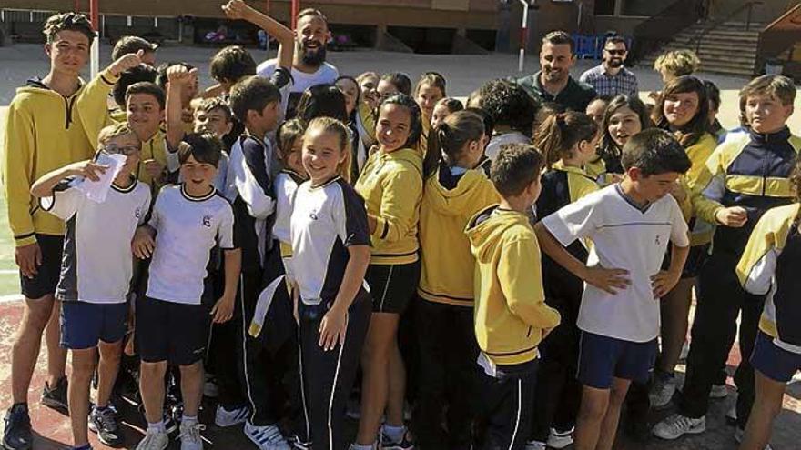 Esteban y Joan Vich ayer entre un grupo de escolares.