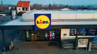 Colas kilométricas por el Outlet de Lidl, con los precios más bajos: "Cremas de belleza a1,99 euros, disfraces a 3 euros o juegos de pesas por menos de 5 euros"