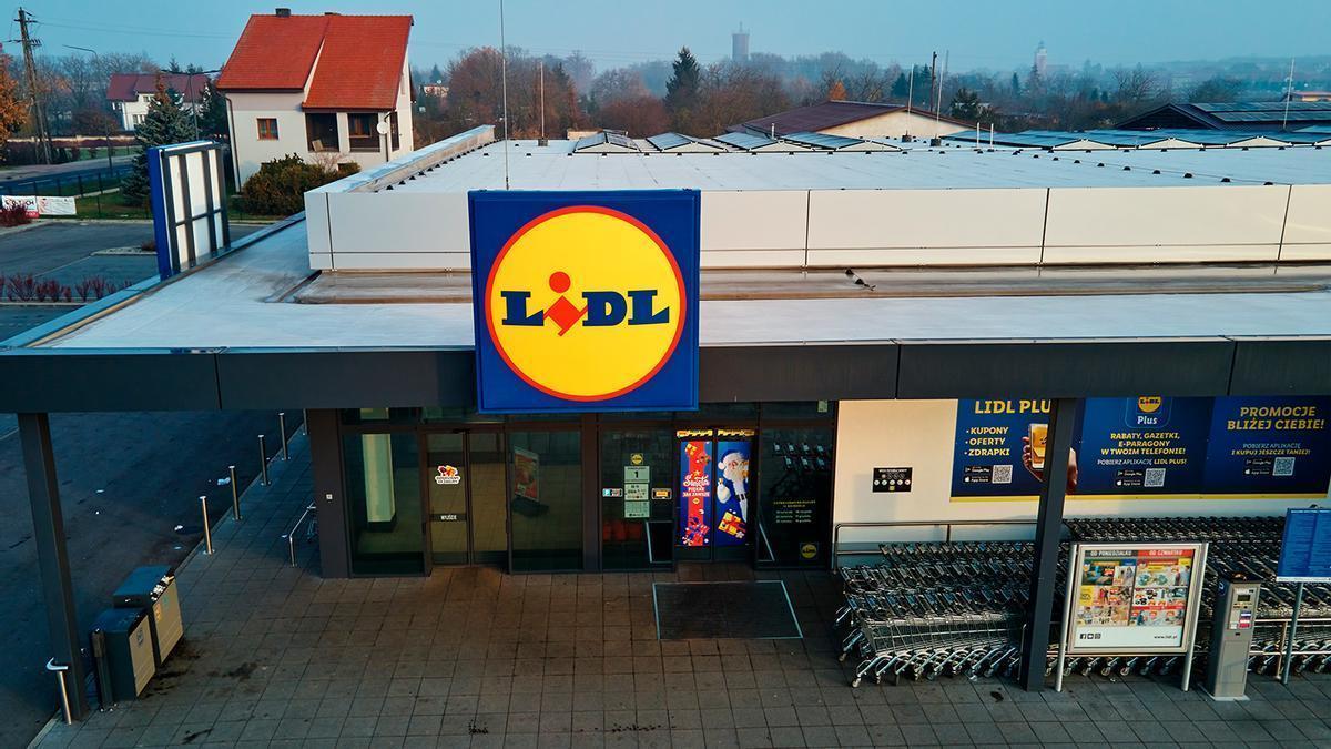 Colas kilométricas por el Outlet de Lidl, con los precios más bajos: "Cremas de belleza a1,99 euros, disfraces a 3 euros o juegos de pesas por menos de 5 euros"