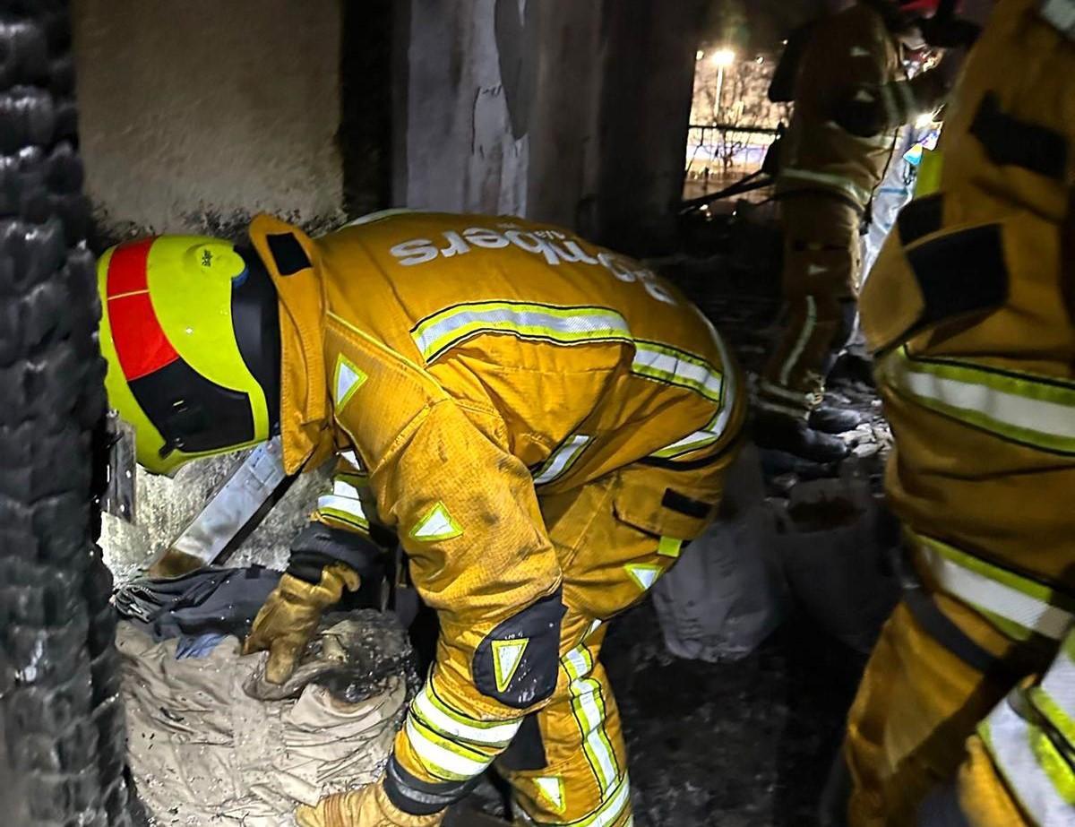 Los bomberos revisan la vivienda carbonizada en el incendio de Jávea Park