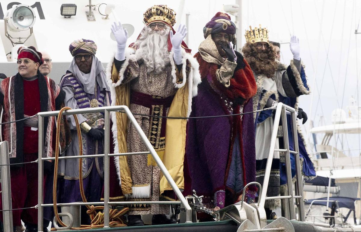 Los Reyes Magos llegan al puerto de Alicante en una tarde marcada por el frío y la lluvia