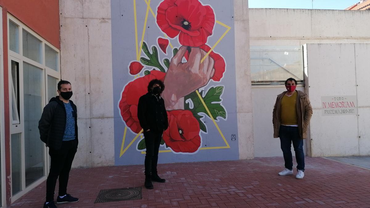 Adeva, en el centro, junto al alcalde Tomás del Bien y el edil de Cultura Gabriel Álvarez, en la inauguración del mural