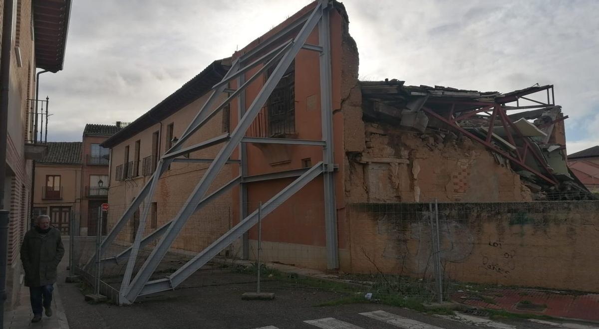 Parte del palacio de Bustamante en el que fue necesario colocar una estructura para evitar su derrumbe. | M. J. C.