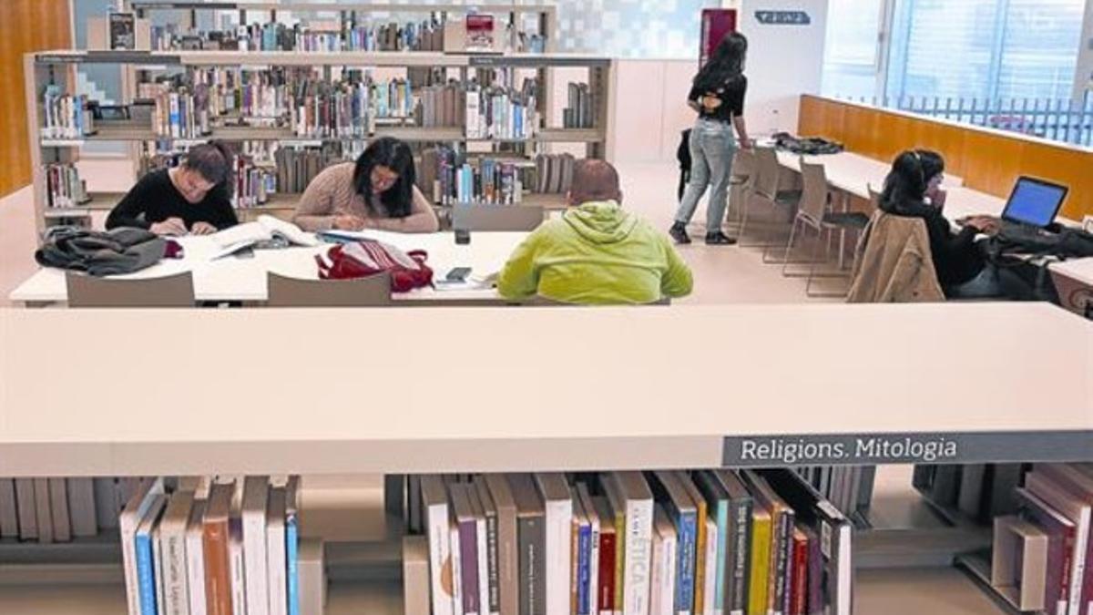 Jóvenes usuarios de la biblioteca Xavier Soto, en el barrio de Llefià, en Badalona.