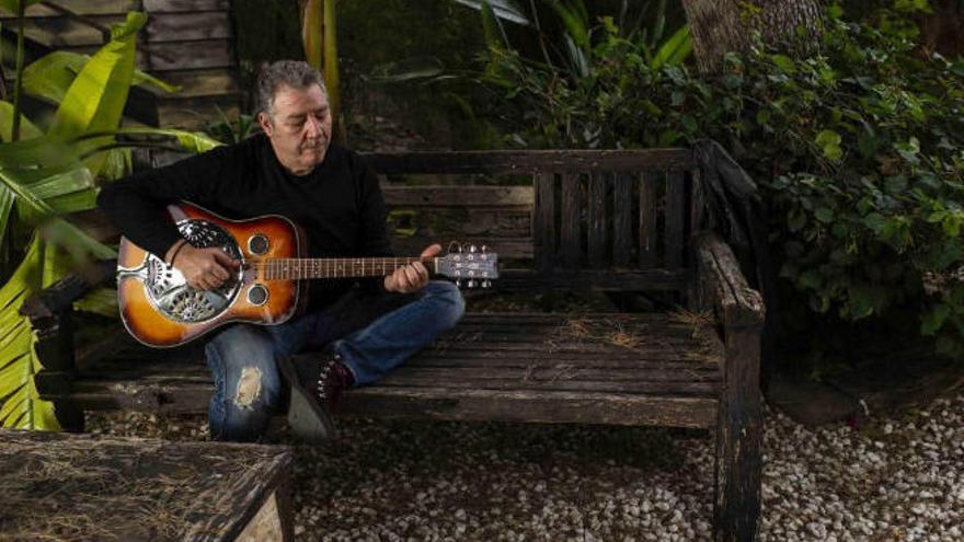 Carlos Goñi, alma de Revólver, con su guitarra.