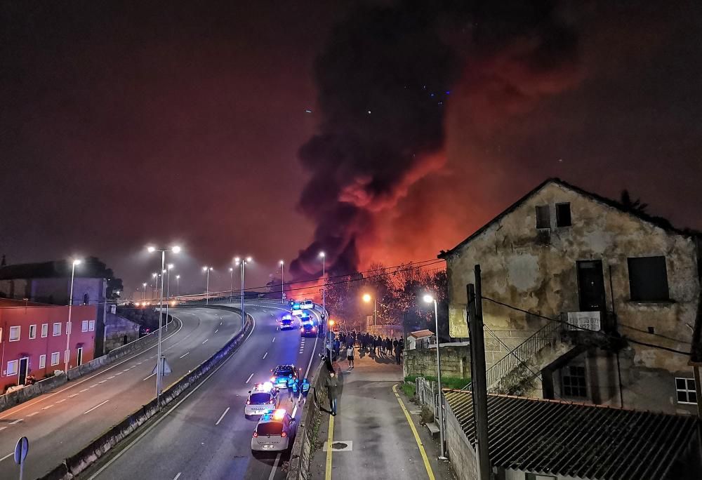 Gran incendio en un astillero de Marín