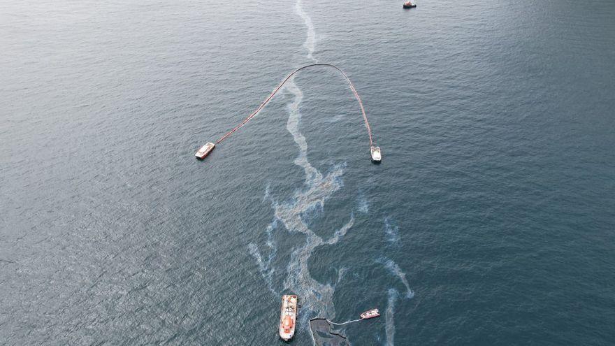 Restos del fuel que ha vertido el buque OS35 en Gibraltar.