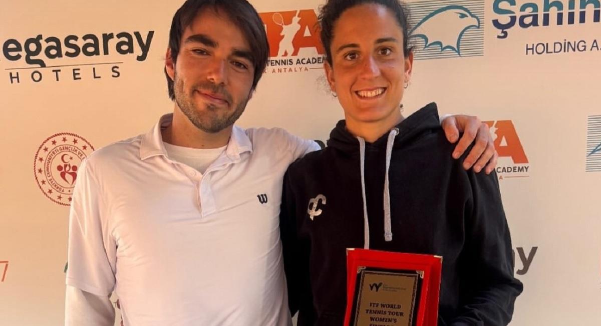 La tenista Ángela Fita, con el trofeo.