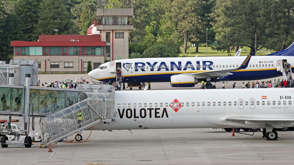 Aviones de Volotea y Ryanair en el aeropuerto de Peinador en una imagen de archivo