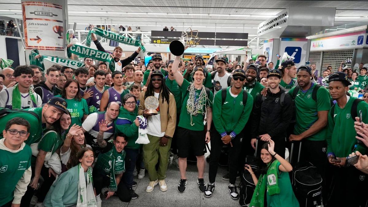 Alberto Díaz con el trofeo de campeón de la BCL 2024 en la llegada a Málaga del Unicaja.