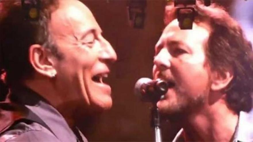 Springsteen y Vedder versionan a AC/DC