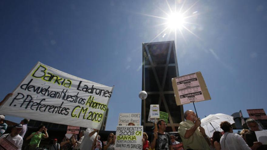 Protesta de afectados por las preferentes en Madrid.