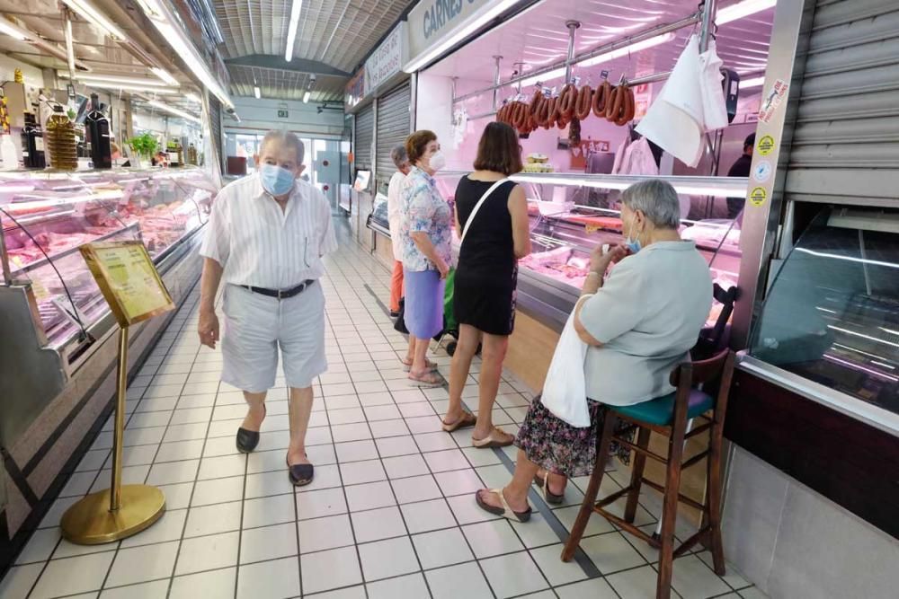 Cierre y cacerolada en el Mercat Nou en protesta por las restricciones