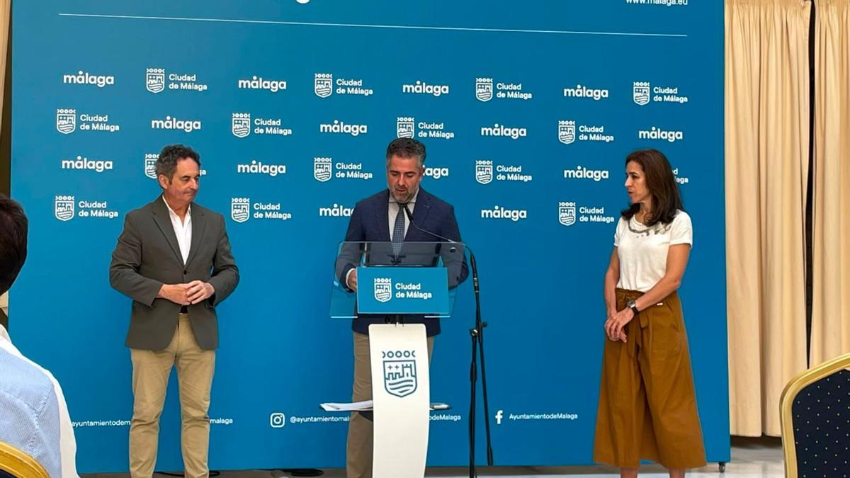 Los concejales Paco Cantos, Carlos Conde y Penélope Gómez en la presentación del plan Conecta_Málaga
