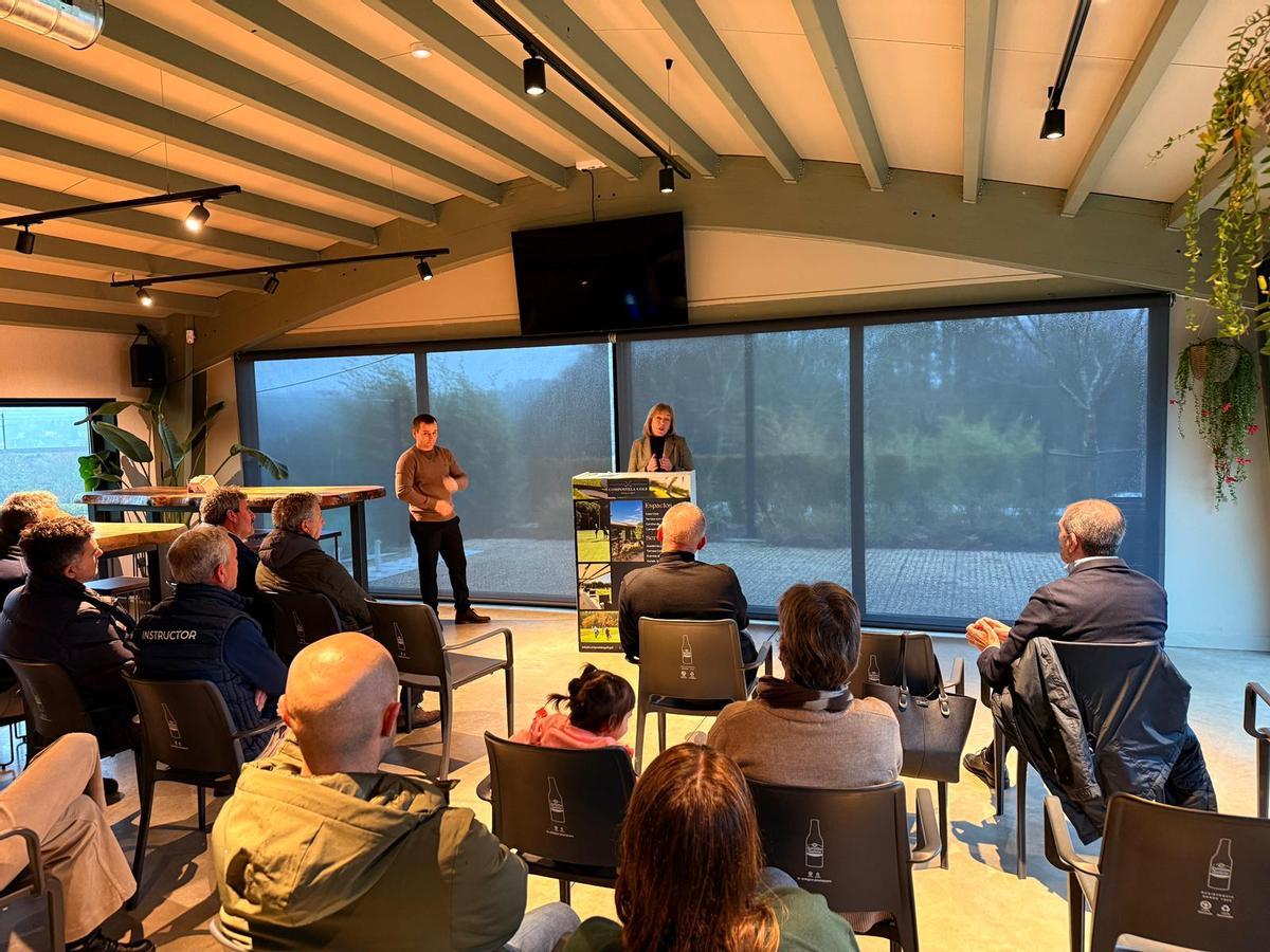 La alcaldesa de Trazo, Josefina Suárez, durante su intervención en la presentación del proyecto.