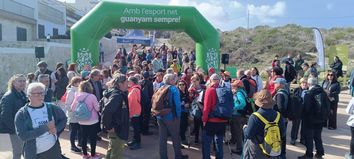 El acto ha contado con la participación de un centenar de personas mayores que han caminado unos 6 kilómetros.