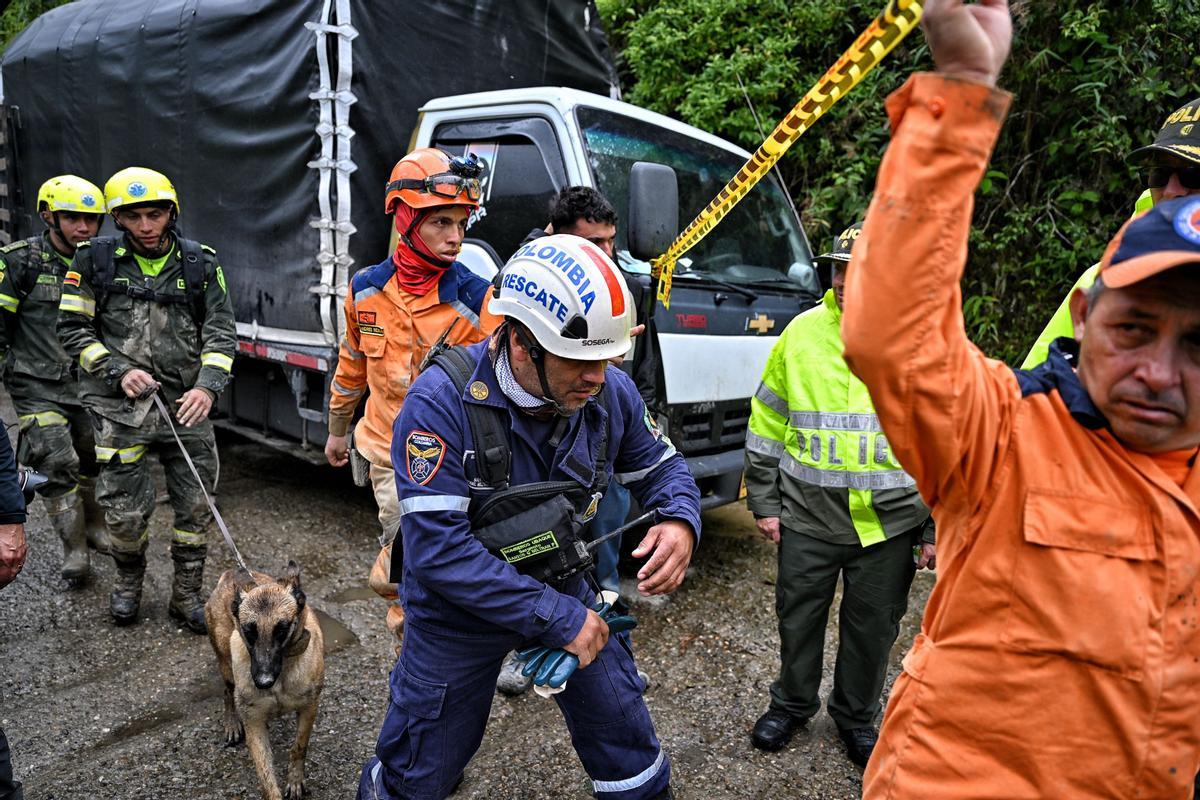 Equipos de rescate trabajan buscan desaparecidos tras una avalancha en Quetame, Colombia