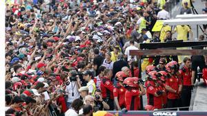 Máxima expectación en el tradicional pit walk de los aficionados en el Circuit