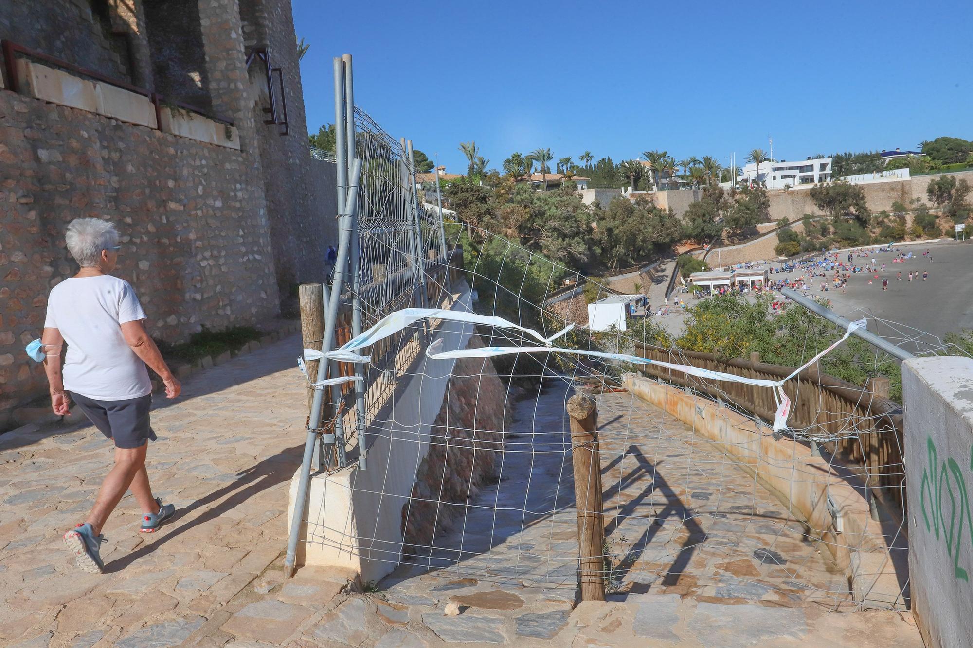 Las últimas lluvias agrandan el socavón en el paseo de La Caleta