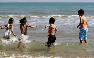 Adiós al mito de mamá sobre el "corte de digestión" por bañarse tras comer: esto es lo que pasa