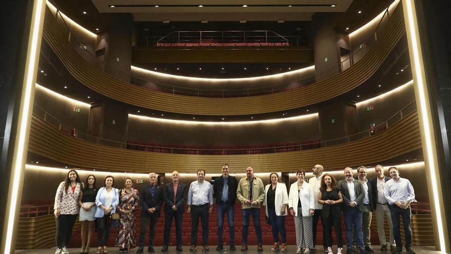 Pedro Sánchez visita el Teatro María Luisa de Mérida tras su remodelación integral
