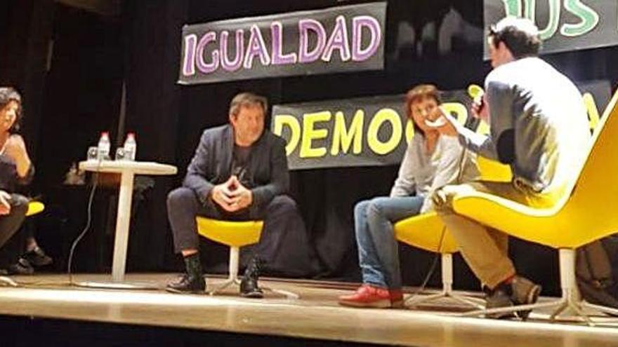 Un moment del debat que va tenir lloc al teatre del Coro