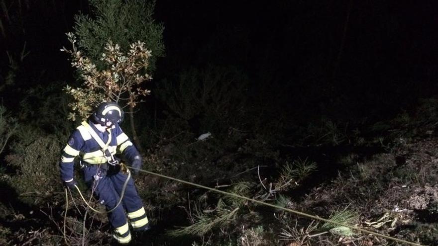 Uno de los efectivos que bajó a la cuneta para rescatar el gato