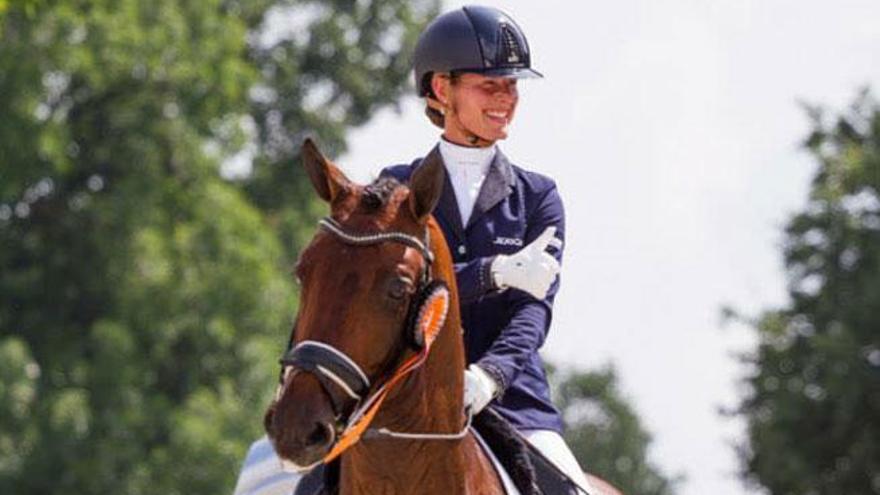 Adelinde Cornelissen y su caballo Parzival.