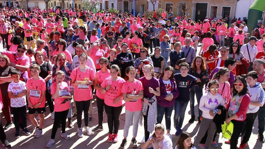 Una marea rosa con más de 1.500 vecinas y vecinos solidarios inunda Puçol