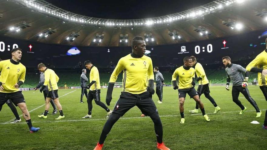 Los jugadores del Celta, durante el entrenamiento de ayer en el escenario del partido.