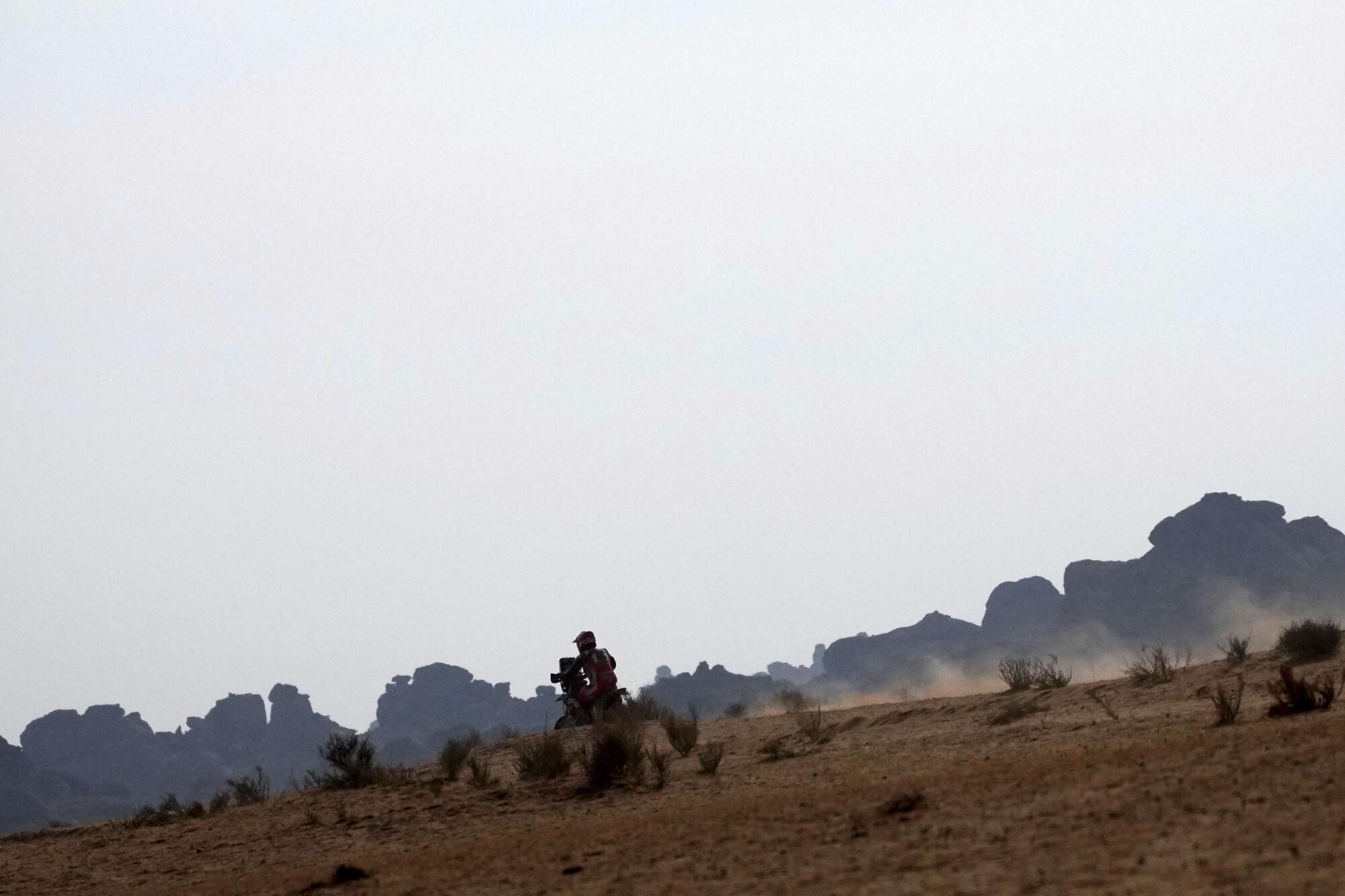 A rider competes during the fifth stage of the Dakar Rally between Alula and Hail, Saudi Arabia, Thursday, Jan. 9, 2025. (AP Photo/Christophe Ena). EDITORIAL USE ONLY / ONLY ITALY AND SPAIN