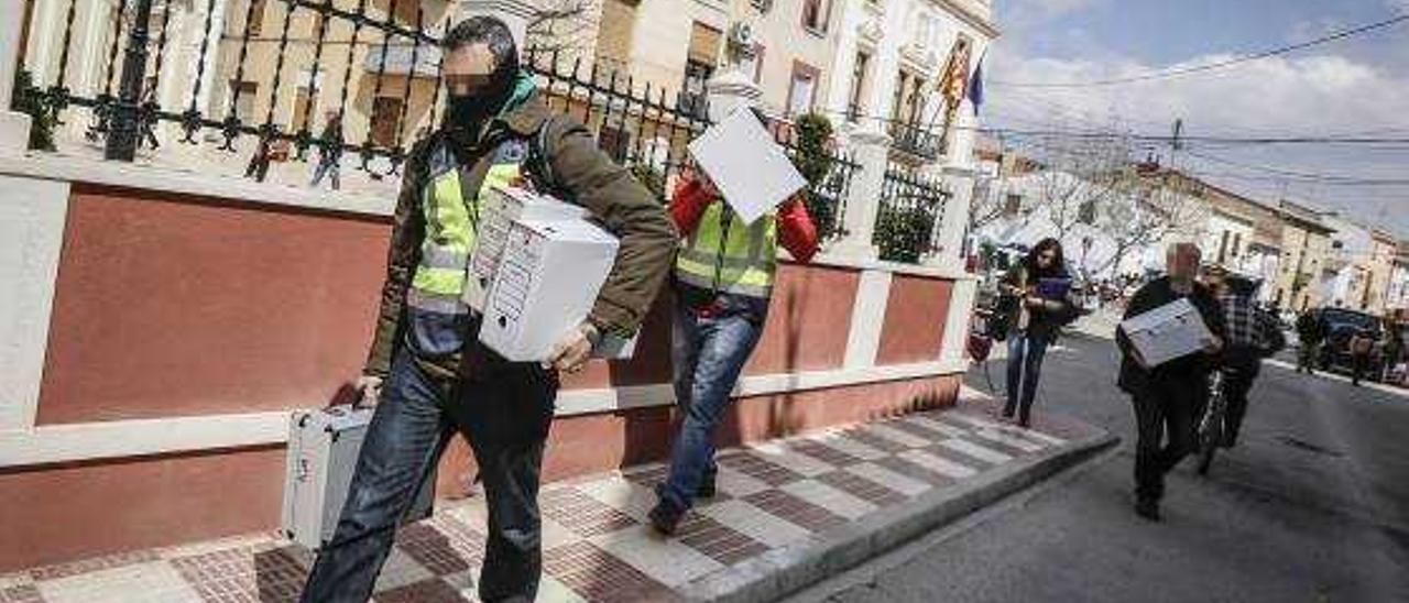 Tres detenidos en una operación anticorrupción en Beneixama