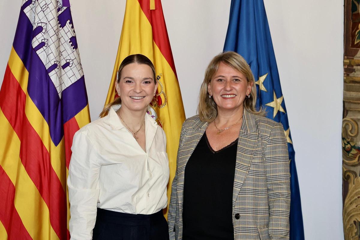 Imagen de archivo de la alcaldesa de Bunyola, Marian Serralta (derecha), durante una recepción de la presidenta Marga Prohens.