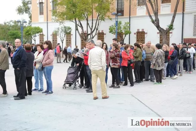 Reparto de pasteles de carne en el Cuartel de Artillería