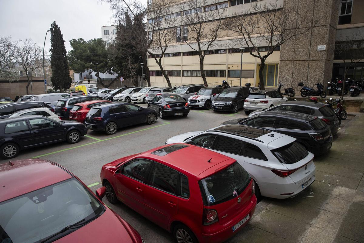 Barcelona, 6 de marzo de 2025. Quejas de los vecinos de Montbau por la falta de aparcamiento.Coches aparcados en la Plaza de Zurbarán. FOTO: Macarena Pérez