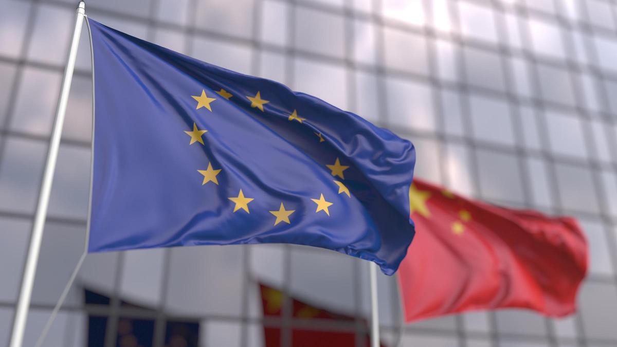 Las banderas de China y la Unión Europea, en una imagen de archivo.