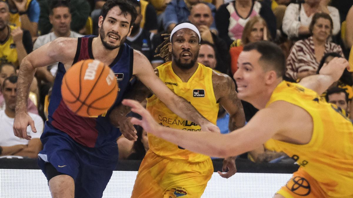 Àlex Abrines persigue un balón.