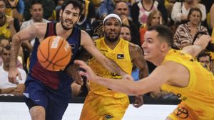 Àlex Abrines persigue un balón.