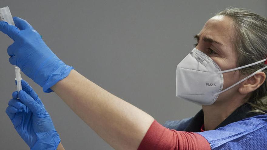 Una trabajadora sanitaria se prepara para administrar la vacuna contra la COVID-19 en Pamplona