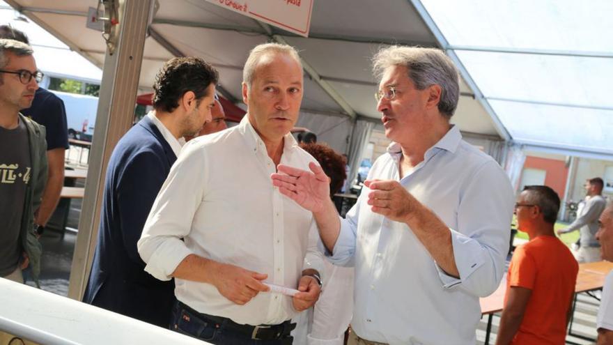 Pablo Leiva con el alcalde Cacabelos en la Festa do Marisco.   | // FDV