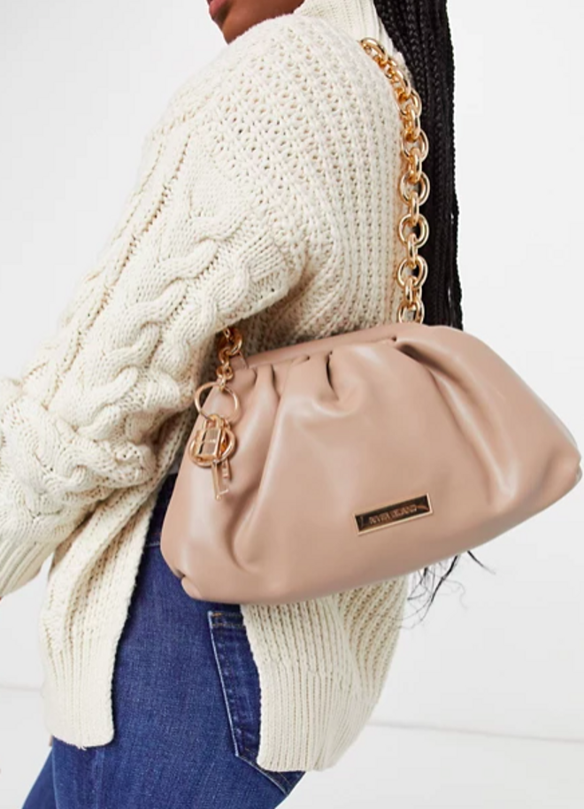 Bolso rosa con diseño fruncido de cuero sintético de River Island