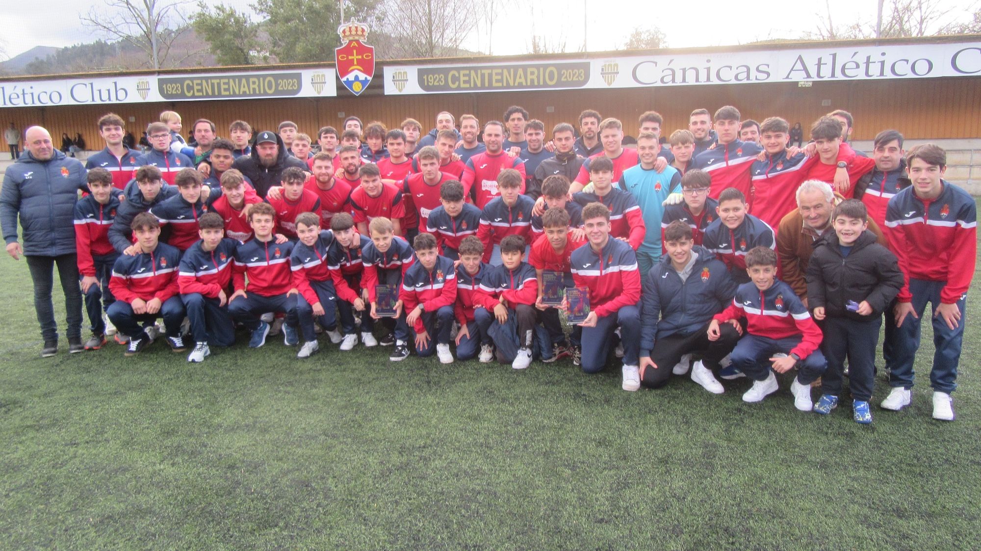 Los equipos regional, juvenil e infantil del Cánicas AC brindan sus trofeos a la afición
