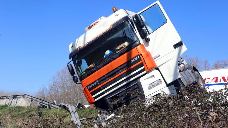 Bolca un camió amb bigues de ferro i només hi ha un carril obert a l&#039;AP-7 a Fogars