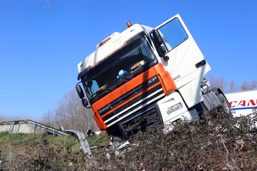 Bolca un camió a l'AP-7 a Fogars