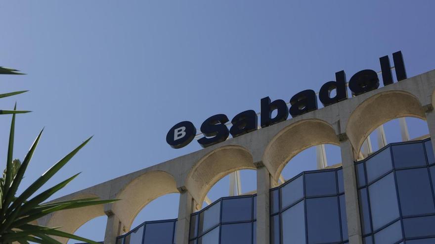 Banco Sabadell se desploma casi un 3,4% tras rechazar la oferta de BBVA, que sube un 1,7%