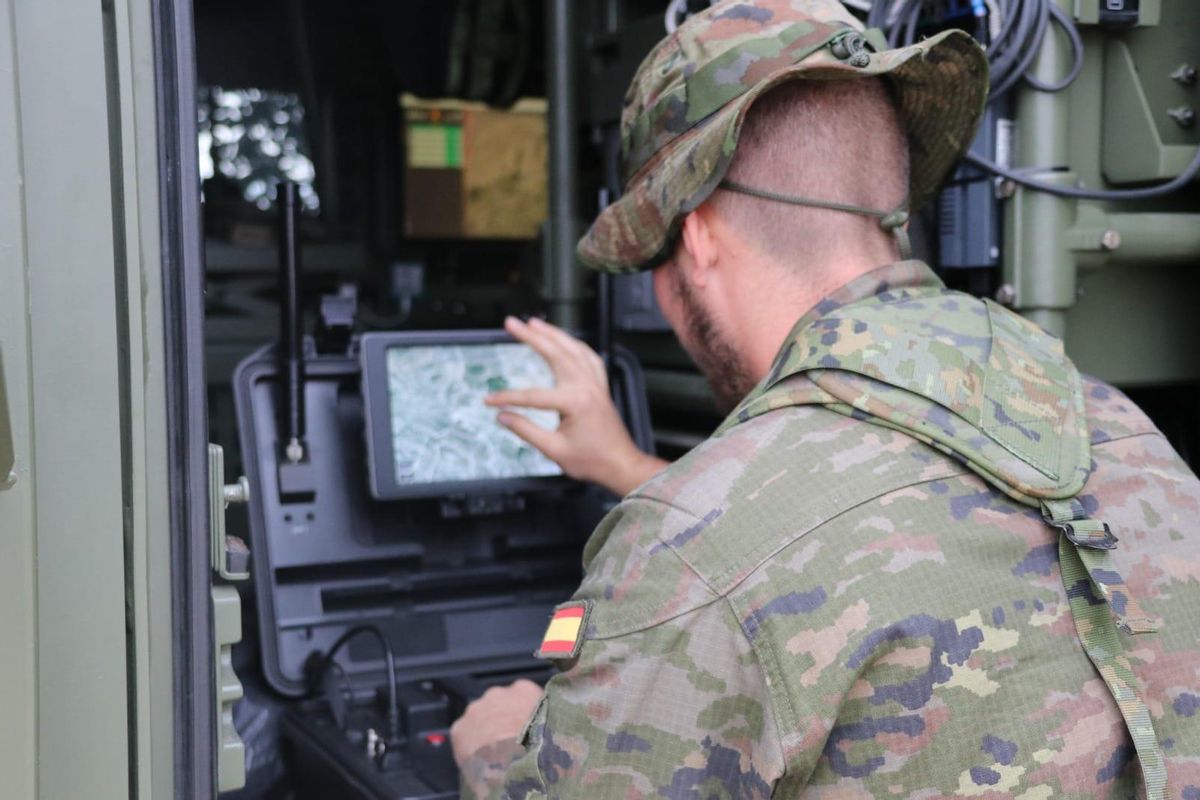 Un soldado del Regimiento de Guerra Electrónica 31 maneja información intgrada en un monitor portátil durante el ejercicio Atlas 21.